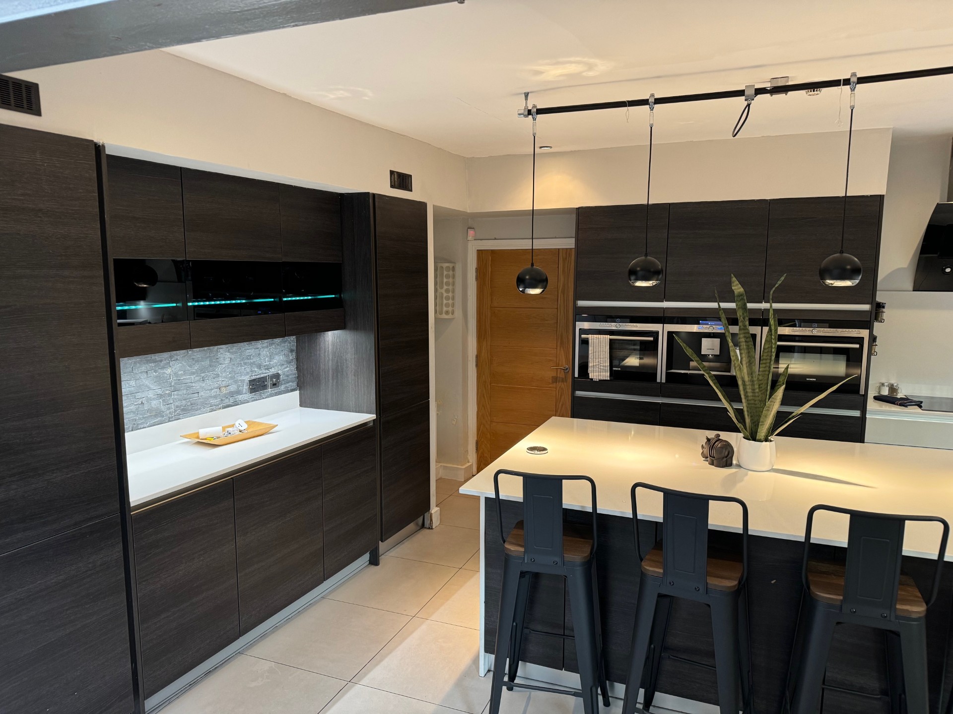 4 Bedroom Luxury JQ home with outdoor space