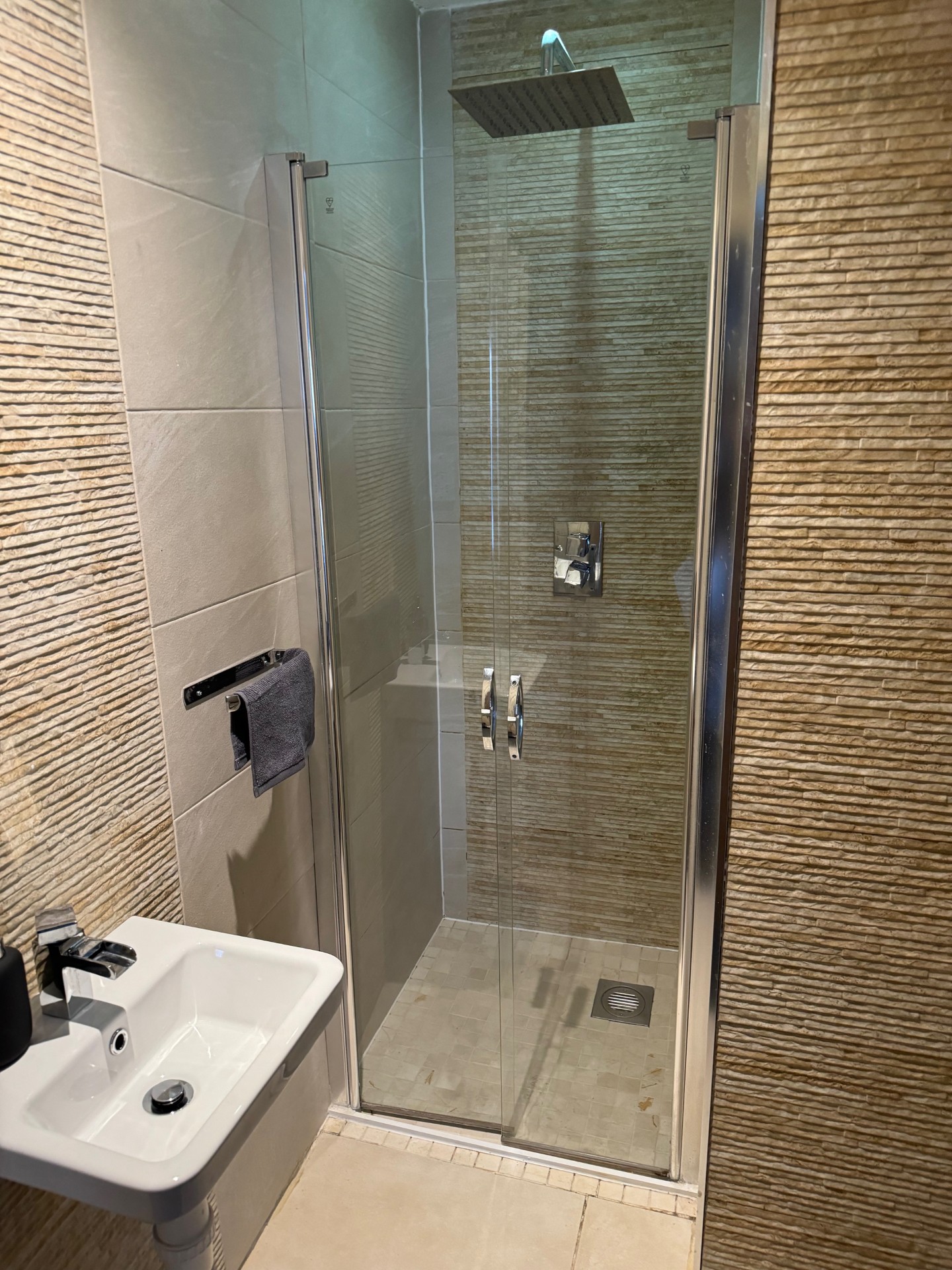 4 Bedroom Luxury JQ home with outdoor space
